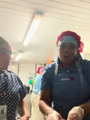 Hoje ela desceu com carrinho de rolimã sem freio 😂😂😂😂😂