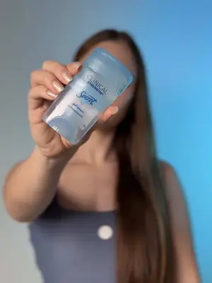 #publicidade | Suar no meio do dia nunca mais! 💙 O Secret Clinical protege, seca super rápido e não mancha a rou...
